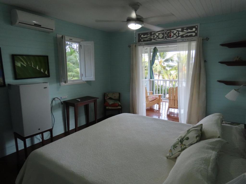 Sand Dollar Beach Bed & Breakfast 보카스 타운 외부 사진